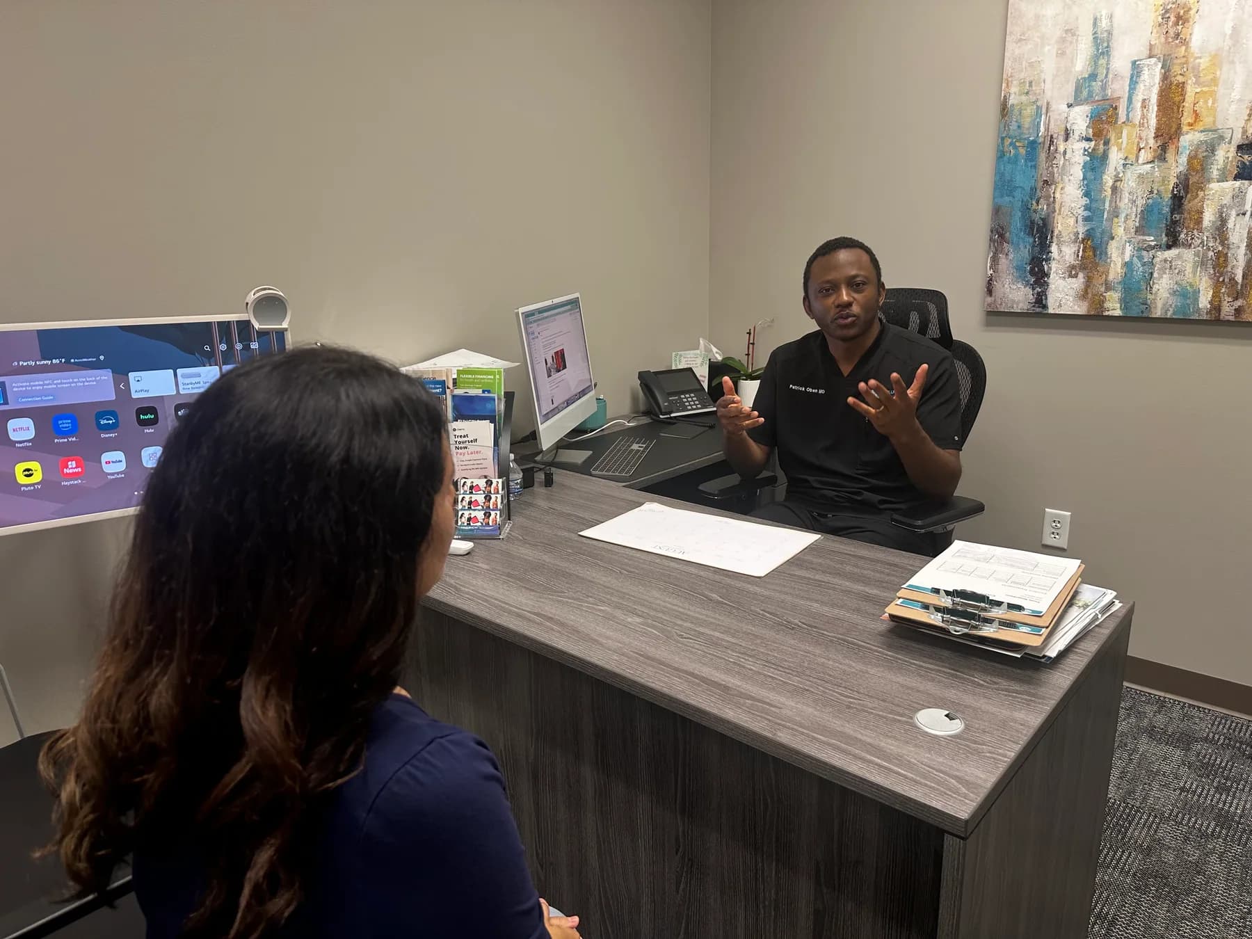 Dr. Patrick Oben speaking with a patient during a consultation at WellForm MD
