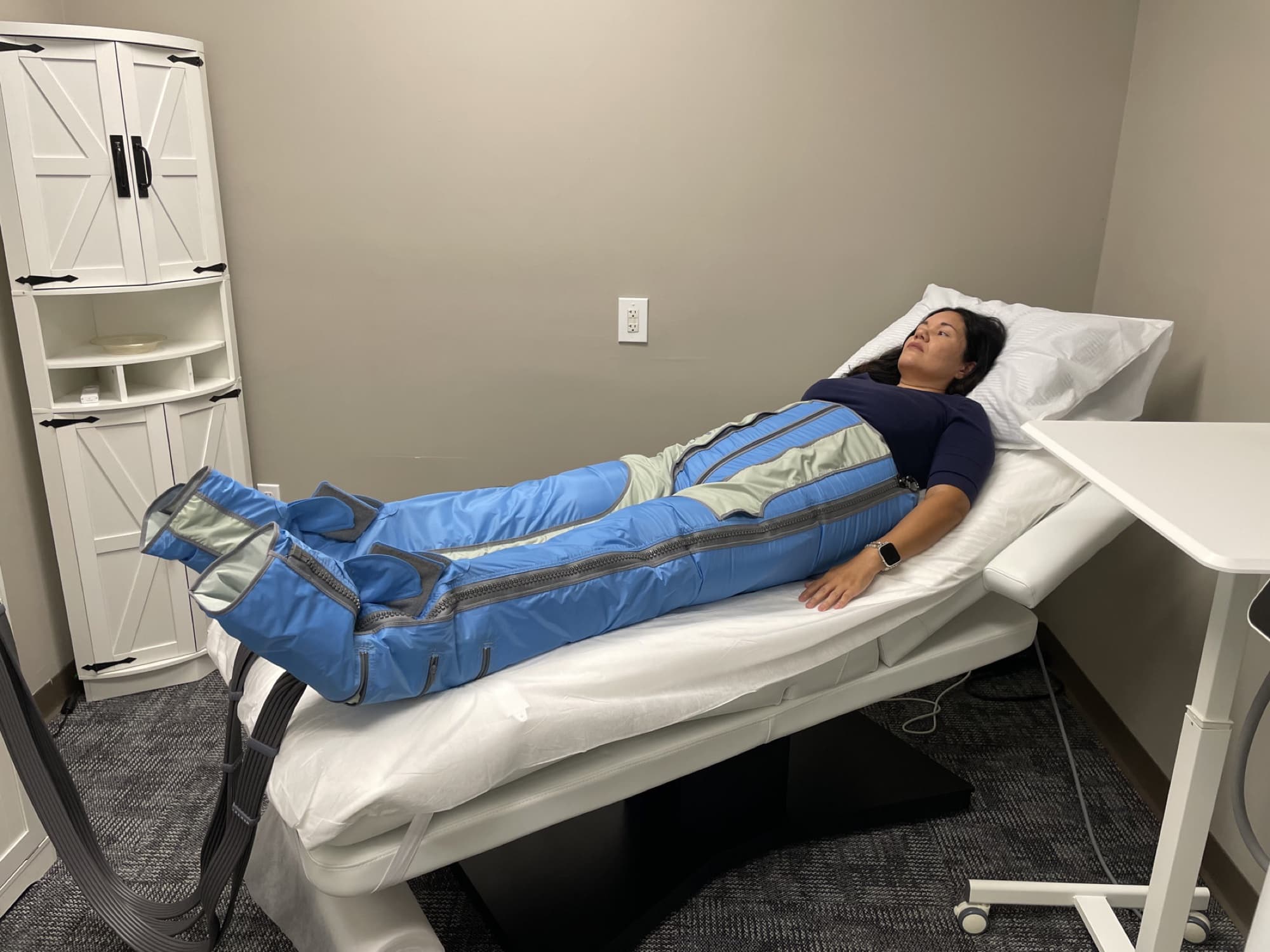 Patient receiving Ballancer Pro lymphatic care at WellForm MD