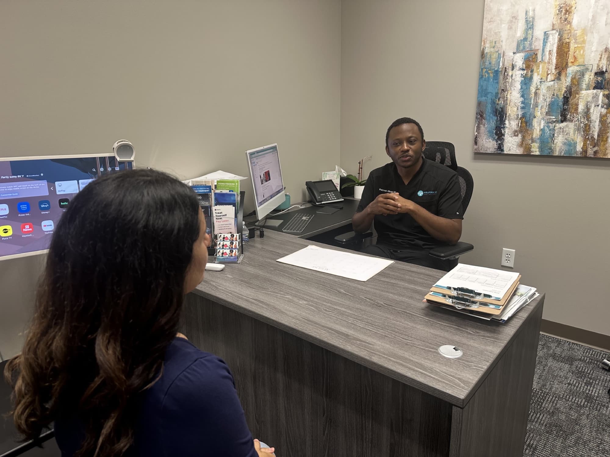Dr. Patrick Oben meeting with a patient in the WellForm MD consultation room