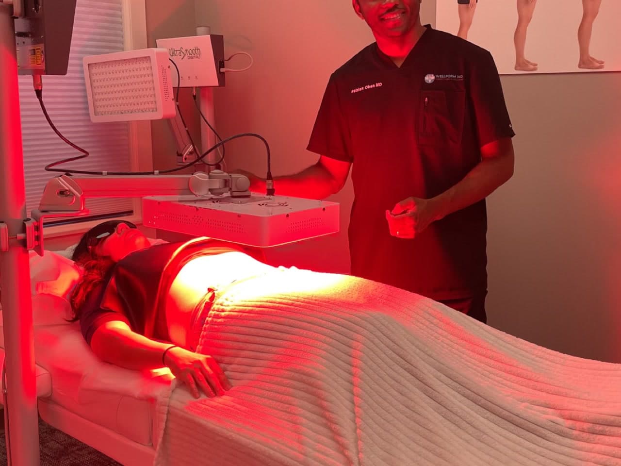 Dr. Oben with a patient during an UltraSlim red light session