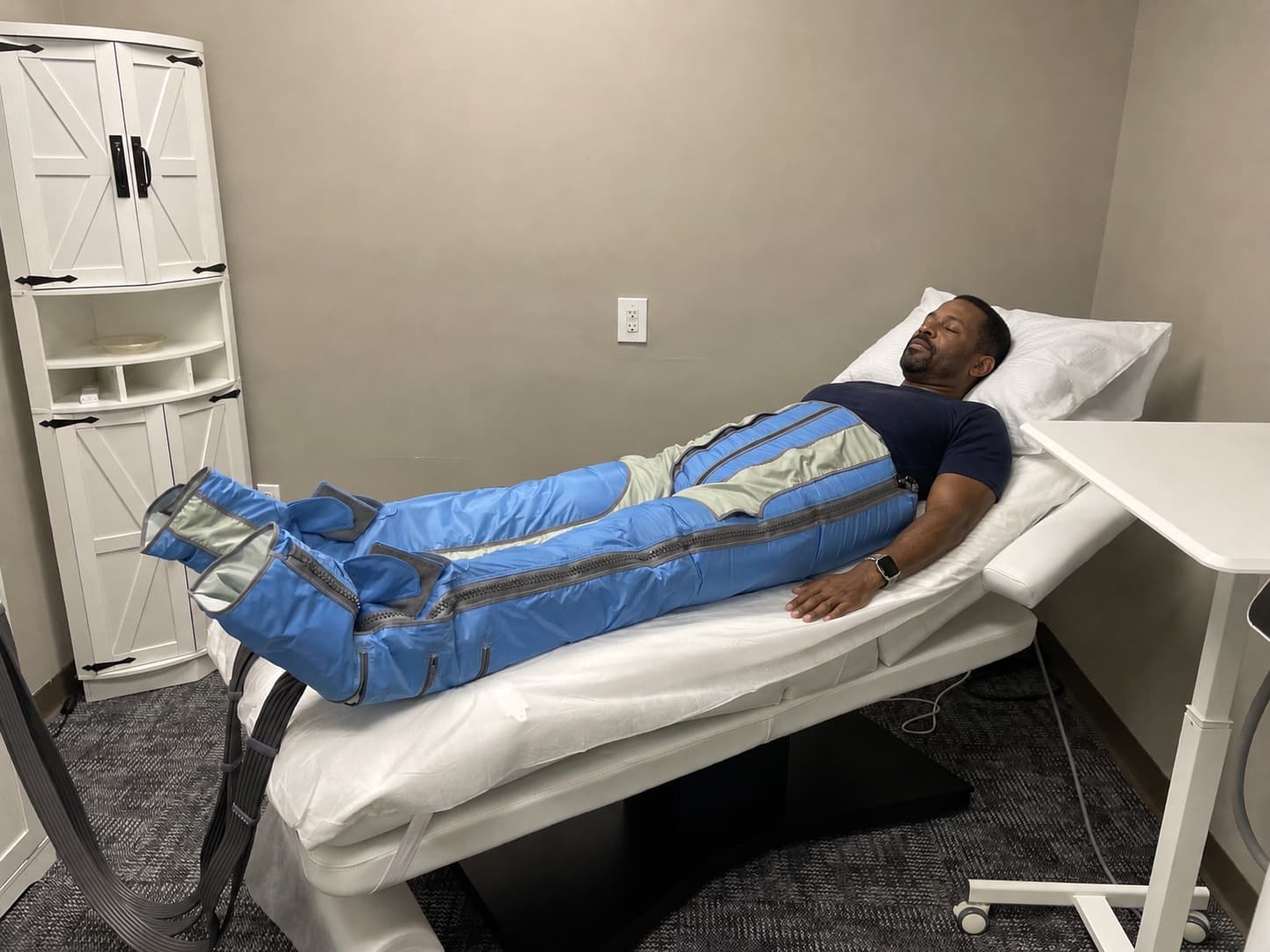 Adult man receiving a Ballancer Pro lymphatic drainage session in a WellForm MD room